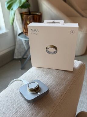 Oura Ring 4 - Gold - Size 8 [LIKE NEW - only used for 3 months]